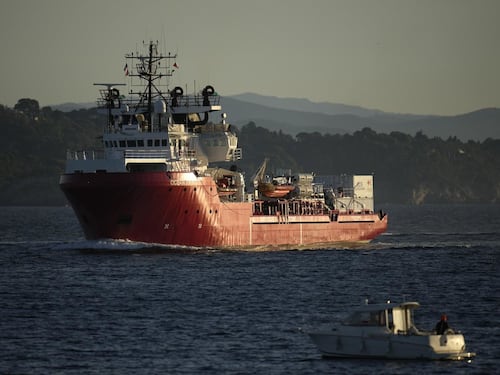Migranti, l'accoglienza costa cara. Paragone: "In Italia non ci sono i soldi"