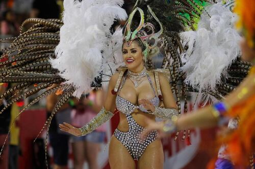 Le ballerine di samba invadono le strade del Paraguay
