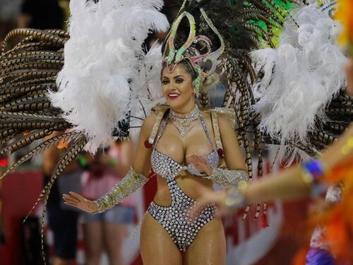 Le ballerine di samba invadono le strade del Paraguay