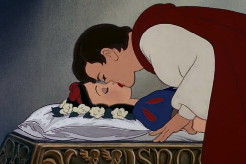 Bacio senza consenso del principe azzurro a Biancaneve: bufera sulla Disney per la scena