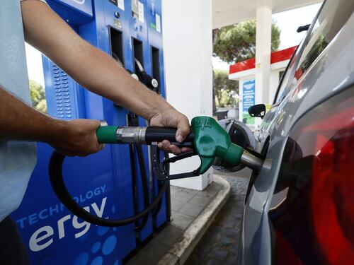 Benzina, correzioni all'insù: quanto aumentano i prezzi in modalità servito e self