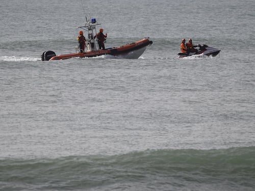 Cutro, la denuncia dei migranti superstiti: gli scafisti non ci hanno fatto chiamare i soccorsi