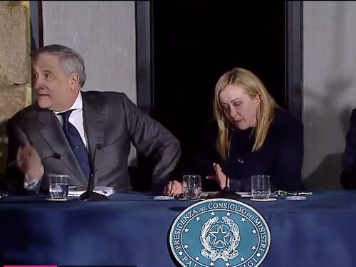 Cutro, Meloni e la domanda ai giornalisti: "Rispondete". Il premier zittisce la sala stampa