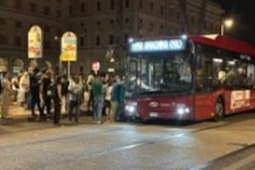 Sbandati e clochard, tornare a casa sui bus notturni un'impresa sempre più rischiosa