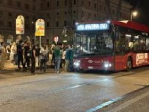 Sbandati e clochard, tornare a casa sui bus notturni un'impresa sempre più rischiosa