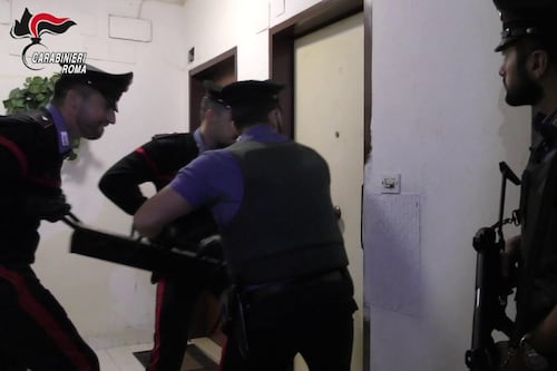 Droga, vedette e baby spacciatori: maxi-blitz dei carabinieri a Primavalle