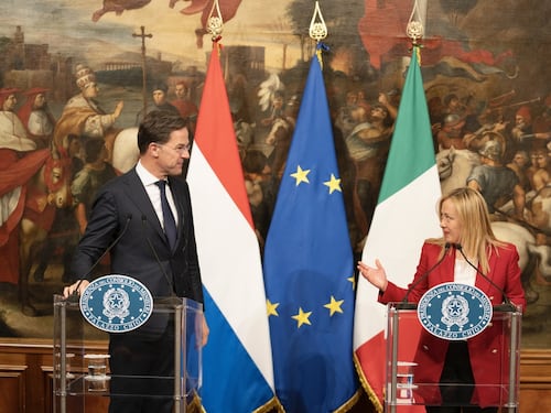 Migranti, il piano prima del Cdm. Meloni vede Rutte: pugno duro sui trafficanti