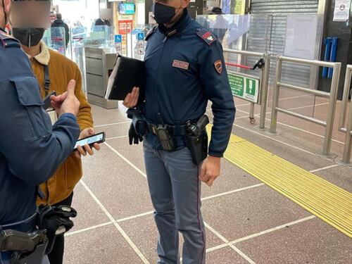 Green pass, controlli e multe alle stazioni di treni e metro: 13 persone sanzionate