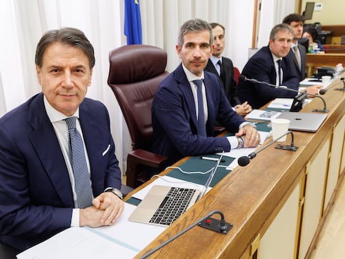 Conte fa melina, si becca una smentita e ammette: "Non eravamo pronti". Alle corde sul piano pandemico