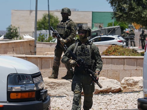Israele, spari sulla folla: un morto e 5 feriti. Hamas inneggia al terrorista: "Eroe"