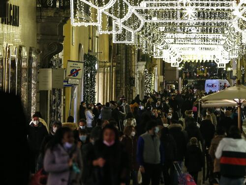 Shopping di Natale, romani sotto accusa. Storace: ma la colpevole è la Raggi