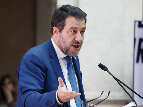 Lega, Salvini corteggia il generale Vannacci: “Mi piacerebbe un cammino insieme”