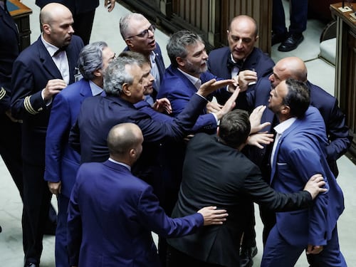 Giustizia, sì della Camera alla separazione delle carriere. Ma si sfiora la rissa