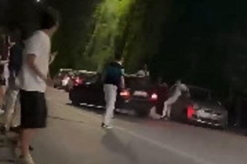 Taormina, follia nella notte: si abbatte con l'auto contro i rivali, il video choc