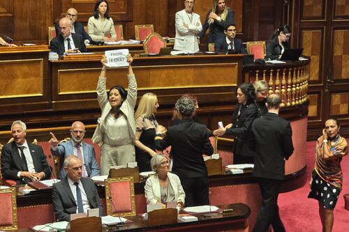 Gazzarra dei 5 Stelle: occupano il Senato tra urla, spintoni e feriti