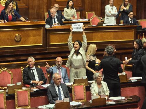 Gazzarra dei 5 Stelle: occupano il Senato tra urla, spintoni e feriti