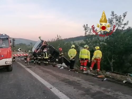 Vallesaccarda, bus turistico travolge cinque auto sull'A16: morti e feriti