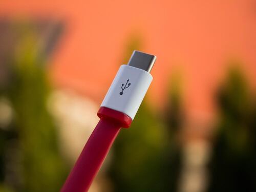 L’Unione europea pone fine alla guerra dei caricabatterie: accordo per il cavo universale Usb-C