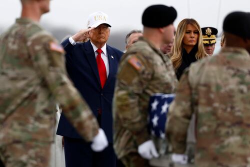 Iran, Trump abbraccia le famiglie dei sei soldati caduti. Teheran: "Non ci arrenderemo mai"