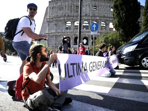 Ultima generazione, ambientalisti paralizzano il centro di Roma: trascinati via