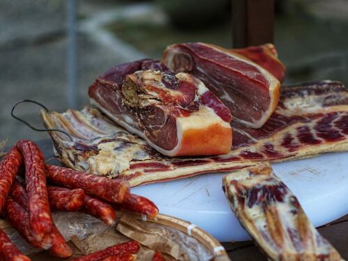 Il blitz fallito sul vino e ora carne e salumi nel mirino: l’Unione Europea li vuole cancellare
