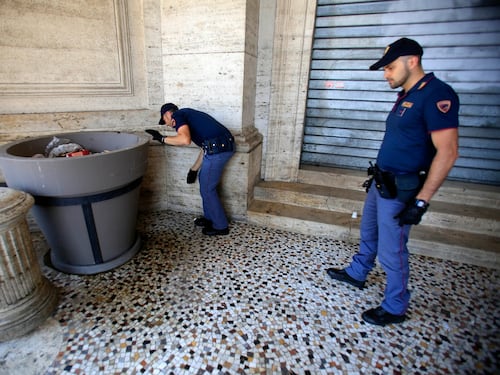 Lite sotto ai portici, clochard muore accoltellato