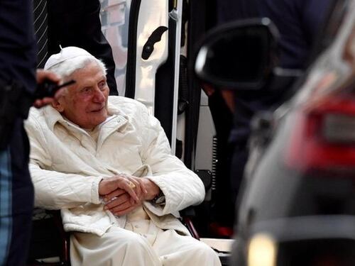 Viaggio di Ratzinger in Germania. "È debolissimo", potrebbe non tornare mai più in Italia