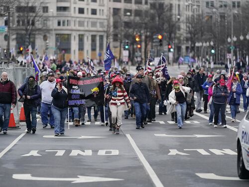 Manifestanti pro Trump in piazza. Edifici evacuati e scontri con la polizia. Capitol Hill in lockdown