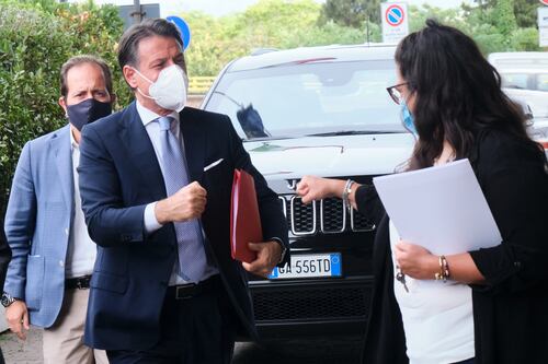 Gli operai chiudono la fabbrica a Giuseppe Conte: respinto all’ingresso della Gkn