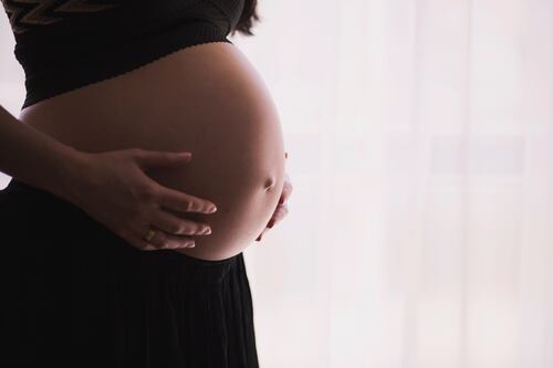 Mamma grazie a un kit comprato su internet a 25 sterline. L'inseminazione fai-da-te diventa un caso