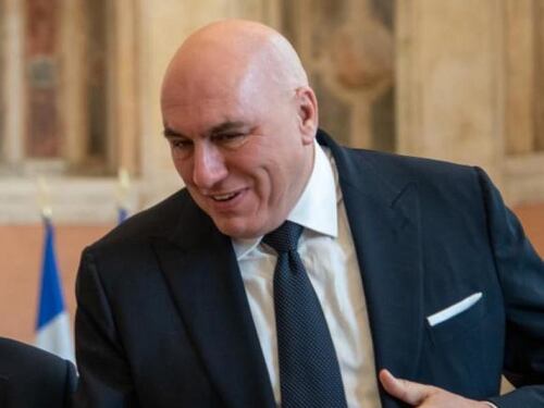 Guido Crosetto aiuta un'anziana, siparietto esilarante col poliziotto: "Ah, un collega"