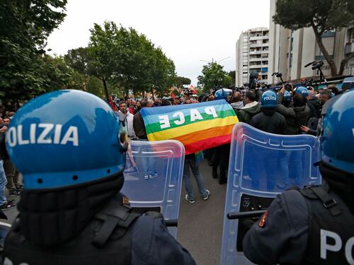 Il Pd vuole schedare gli agenti