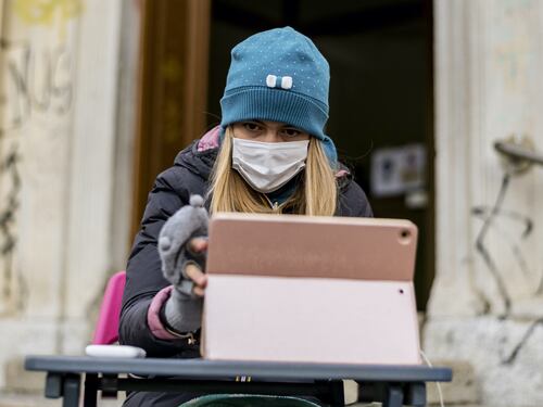 A scuola di pomeriggio e nel weekend? De Micheli bocciata dai presidi: pensi ai trasporti