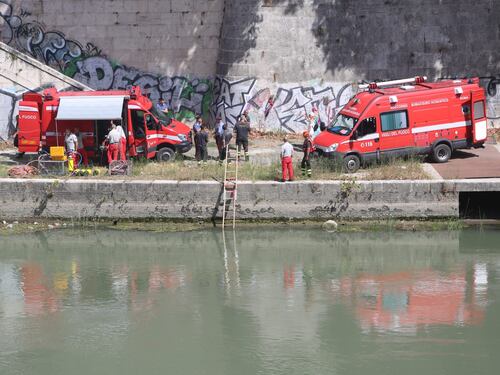 Lo vedono gettarsi nel Tevere da Ponte Sisto. Sommozzatori in acqua per trovarlo