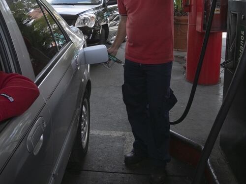 Benzina, il prezzo della verde torna alla fase pre-Covid: 1,40 euro al litro