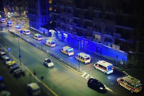 Ambulanze in fila per portare i malati Covid fuori Torino