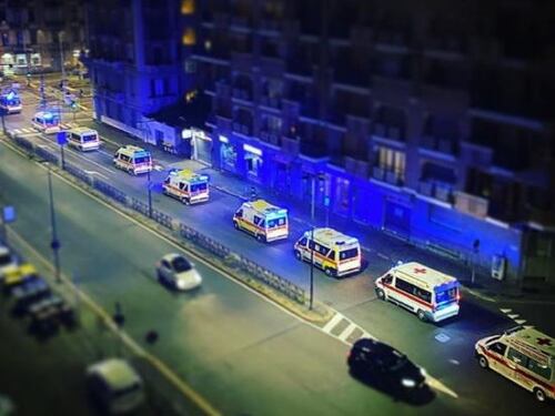Ambulanze in fila per portare i malati Covid fuori Torino