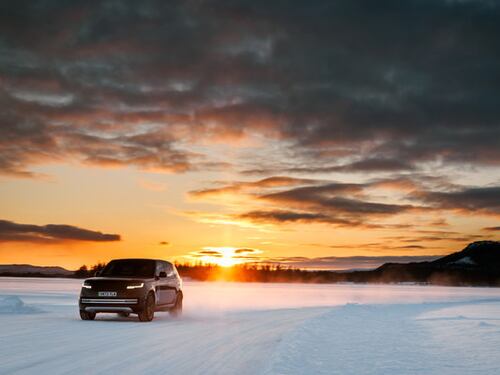 Range Rover apre all'avventura elettrica