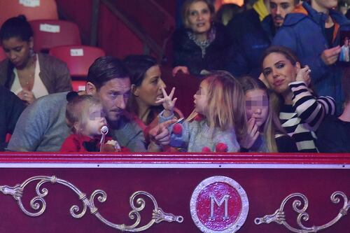 Al circo con tutta la famiglia, Totti e Ilary in pista con i clown