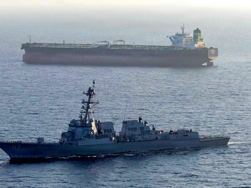 Tensione a Hormuz: gli USA colpiscono due petroliere, Teheran valuta l’accordo