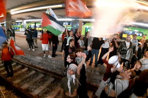 Napoli, i ProPal occupano la stazione: bloccati i binari