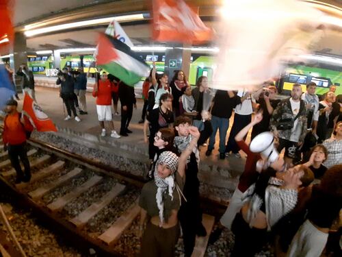 Napoli, i ProPal occupano la stazione: bloccati i binari