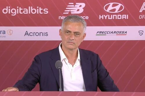 Mourinho porta il primo sponsor: c'è Digitalbits alla conferenza stampa. E ora tratta per la maglia