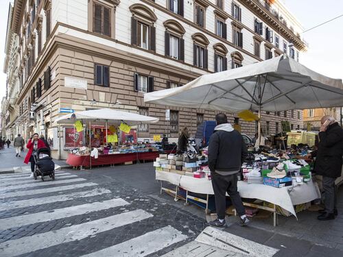 Se non ci ricevono strappiamo tutto. La minaccia degli ambulanti a Montecitorio