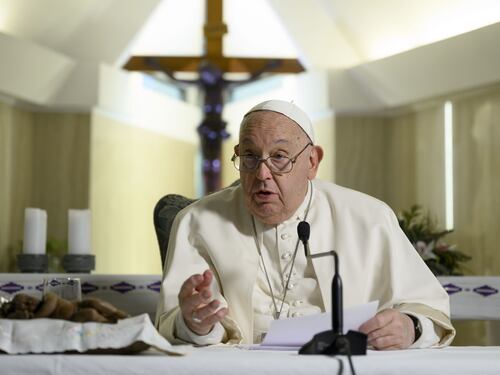 Papa Francesco è caduto in casa a Santa Marta: "Contusione", come sta