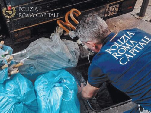 Roma, i venditori abusivi nascondono la merce nei tombini: magazzino sotterraneo in Centro