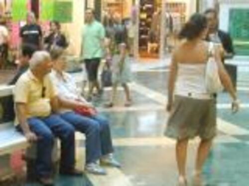 L'ultimo rifugio dei nonni sono i centri commerciali