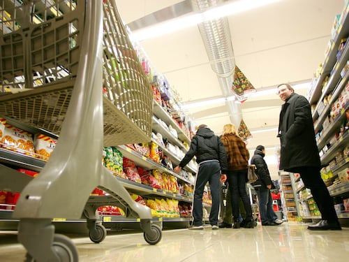 Economia, il carrello della spesa è ancora caro ma l’inflazione scende al 7,6%