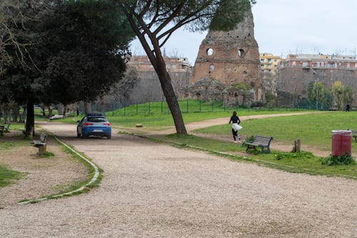 Va a correre di mattina nel parco di Villa Gordiani e viene stuprata