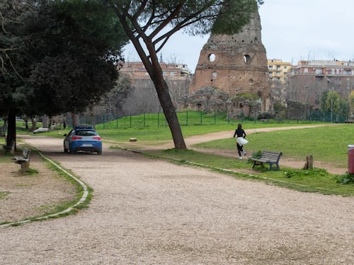 Va a correre di mattina nel parco di Villa Gordiani e viene stuprata